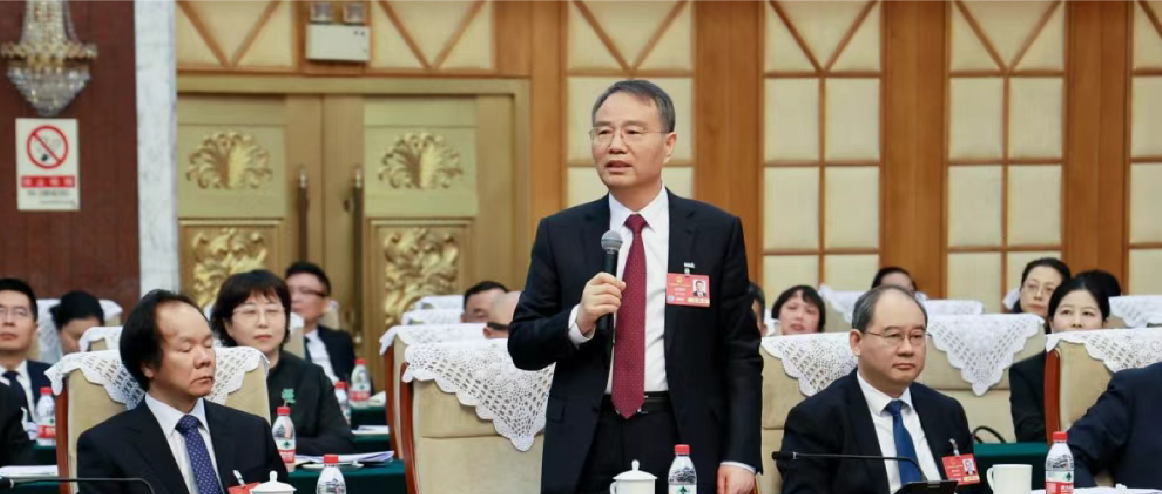 浙江代表团举行全体聚会并向中外媒体开放 徐冠巨接受集中采访